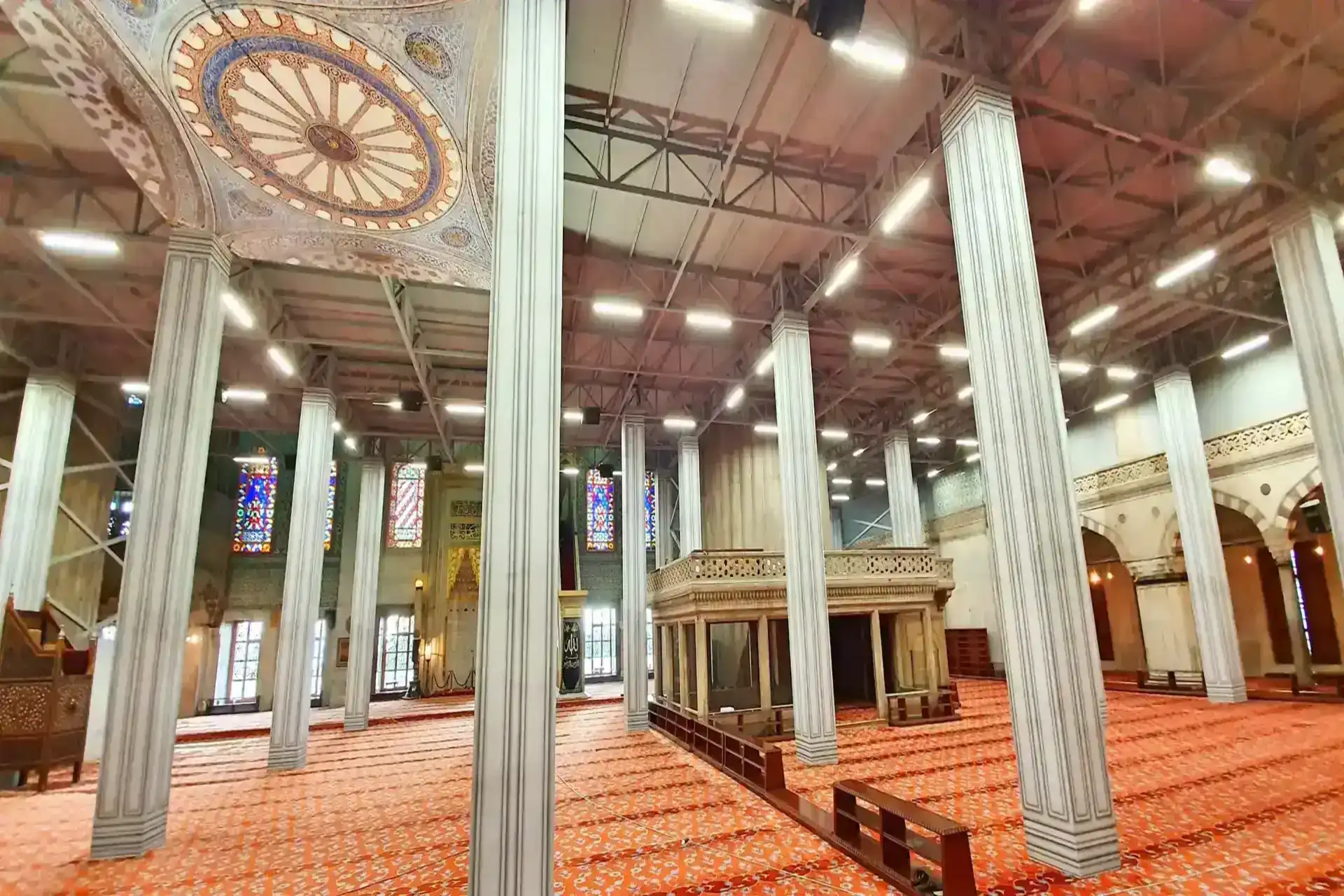 Mosque sound system with clear and even coverage
